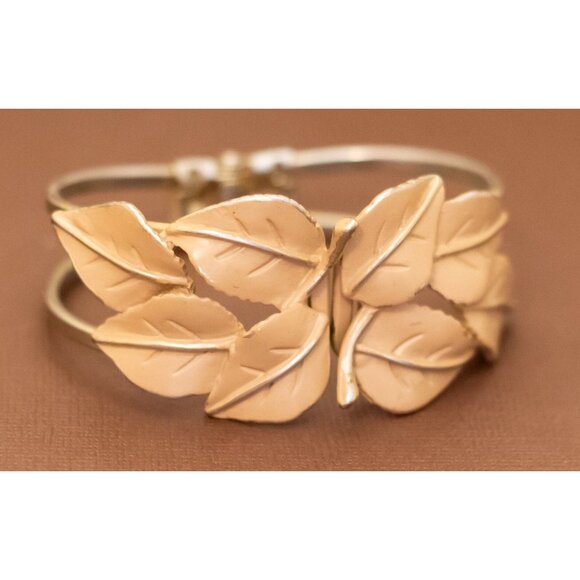 7 inch, Vintage Gold Tone Intricate Leaves Elegant Hinge Bangle - U26 - Picture 2 of 3
